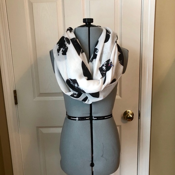 Juicy Couture Accessories - Juicy Couture, White & Black Print Scarf